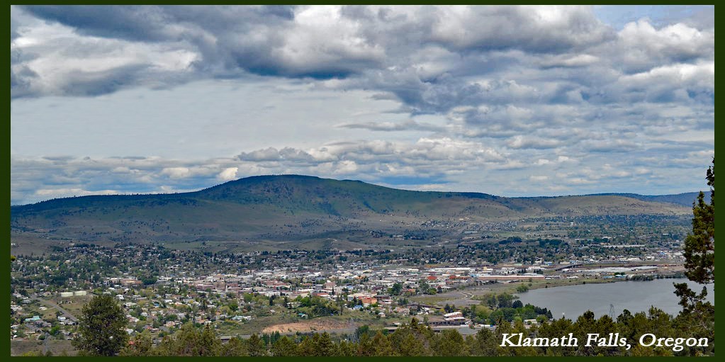 klamath falls, oregon although you feel like you are far away from everything here, the property is just a few minutes from the town on sprague river. the town of chiloquin, which has about 1,000 people, is only about 20 minutes from here, and the city of klamath falls with a population of about 75,000 is only about an hour drive. chiloquin is located on hwy 97 which spans from the california border up the length of oregon connecting many of the central oregon cities and towns.